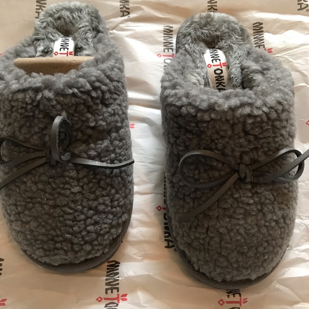 NWT NIB Minnetonka grey women’s slippers size 6 - Picture 2 of 7